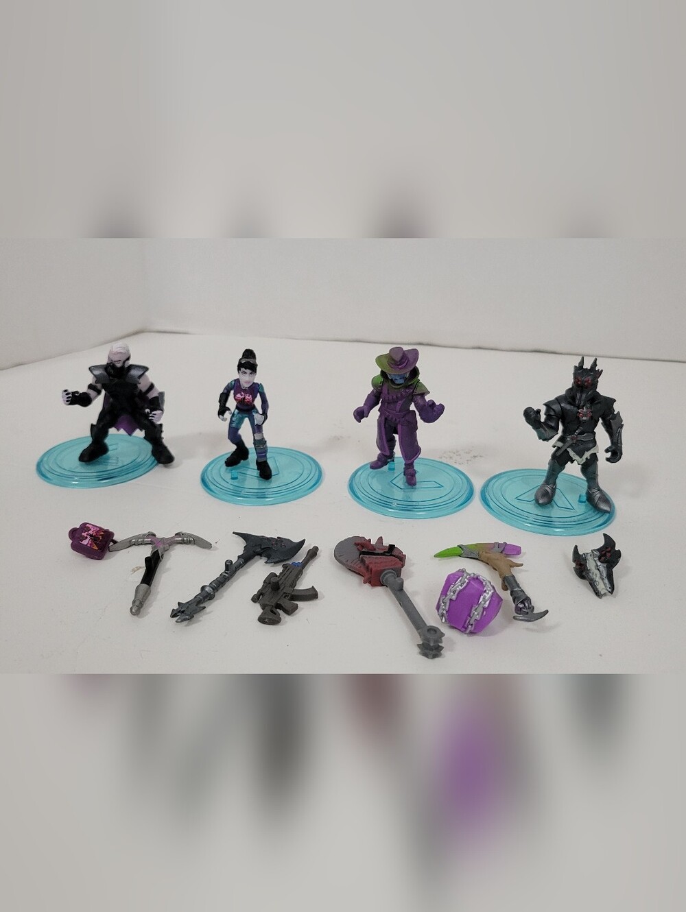 2018 Epic Games Fortnite Battle Royale Mini Figures Lot of 4 w/ 8 Accessories